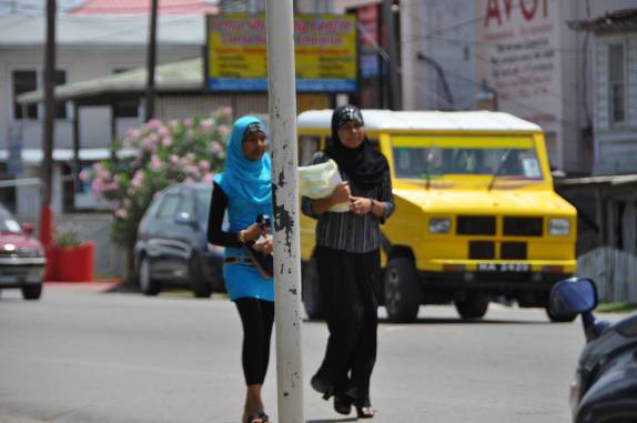 Voltando da escola, na Guiana. O país tem uma grande população mulçumana.
